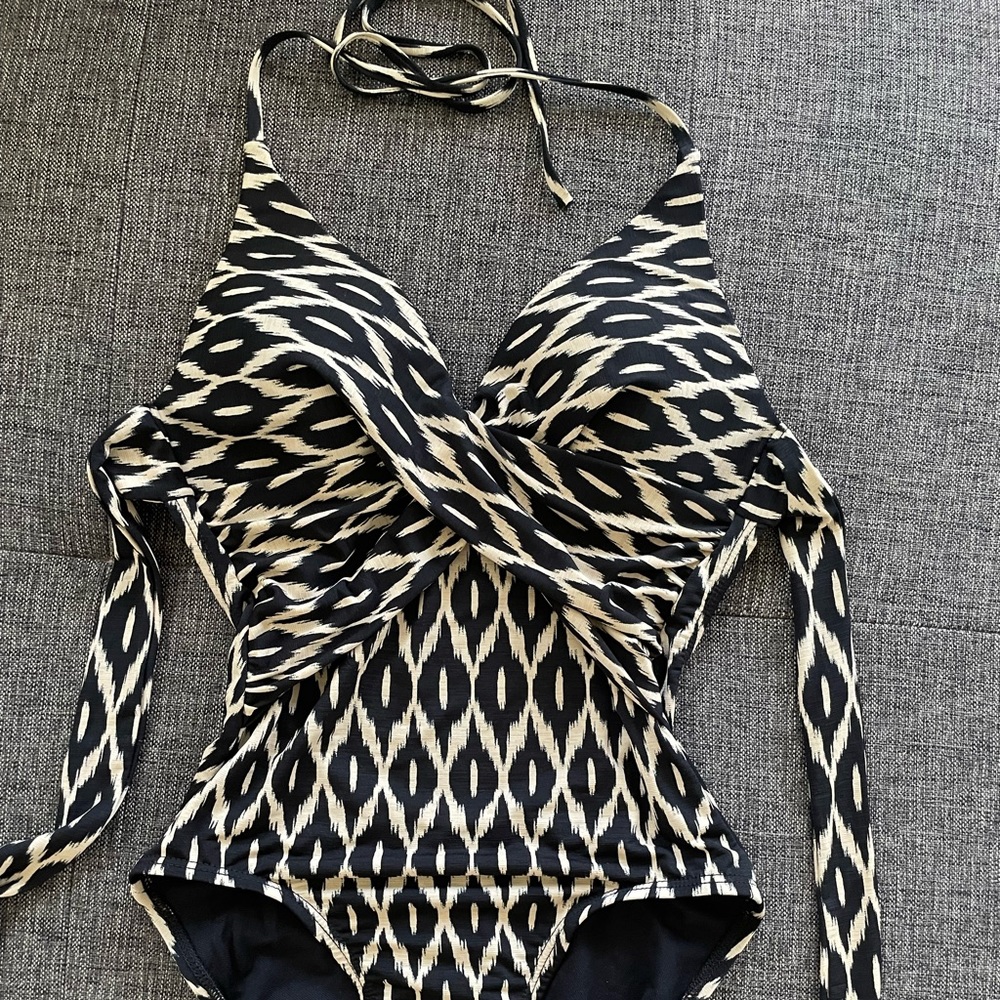 Size 6 Robin Piccone one piece swimsuit - Picture 4 of 4